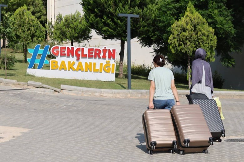 ÜNİVERSİTE HAYATINA İLK ADIM, MERSİN'DE SICAK BİR KARŞILAMAYLA BAŞLIYOR